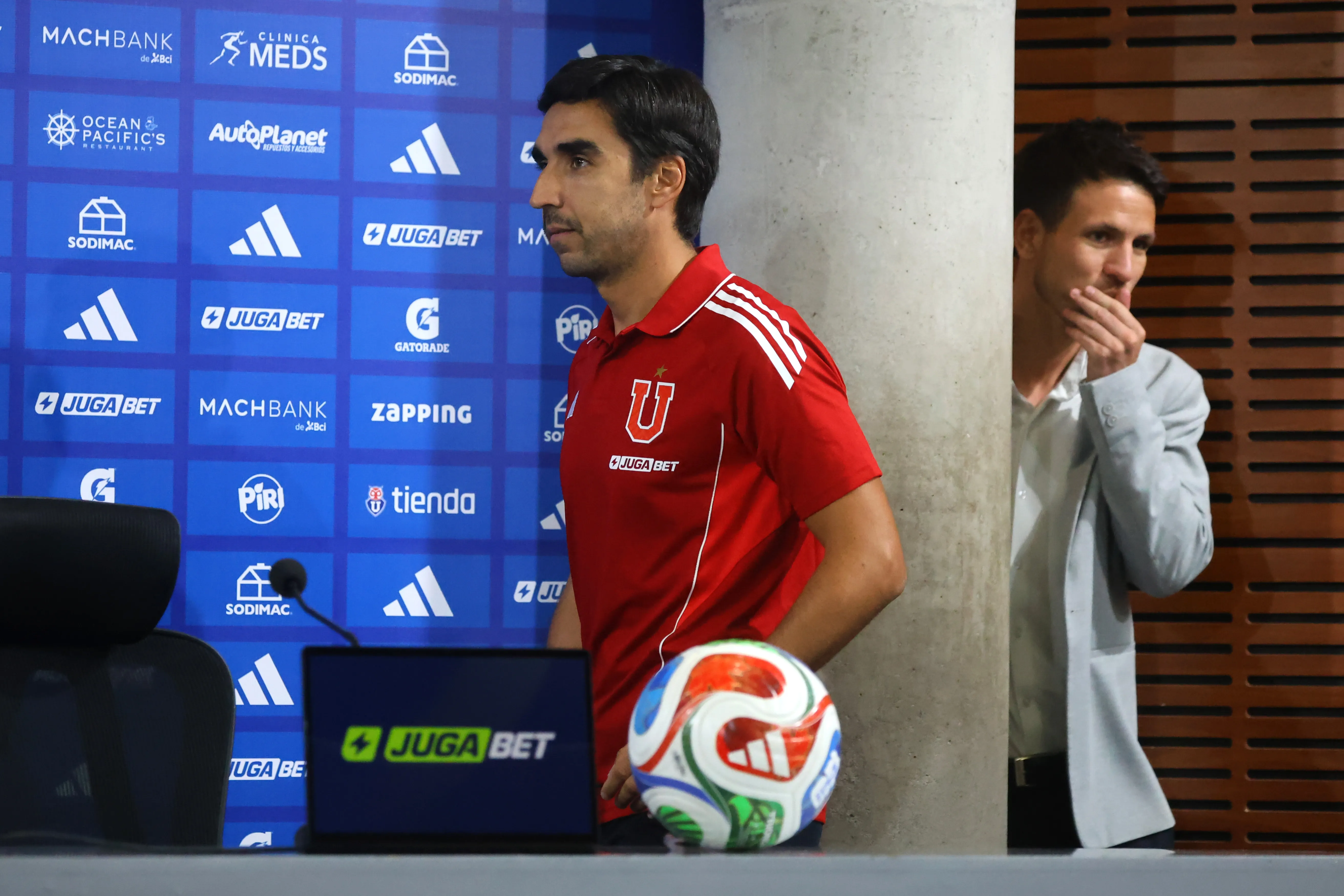 Manuel Mayo sigue de cerca la evaluación de Meneghini en U de Chile. Foto: Jonnathan Oyarzun/Photosport