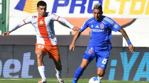 Diego Céspedes marca a Leandro Fernández. Los dos salieron de sus clubes