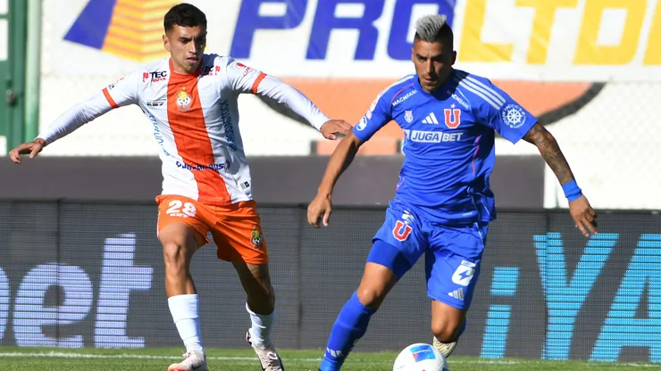 Diego Céspedes marca a Leandro Fernández. Los dos salieron de sus clubes
