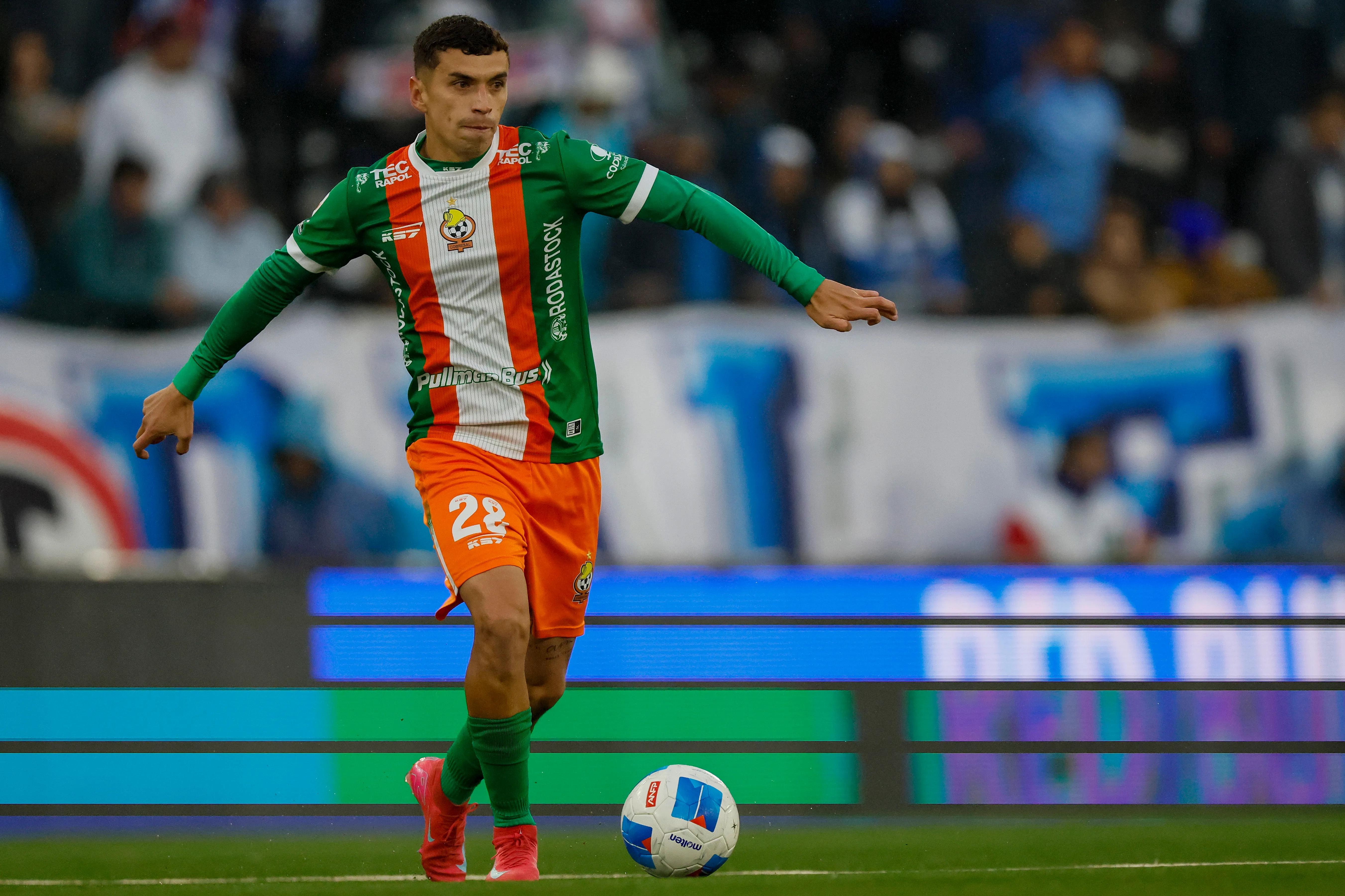 Diego Céspedes en acción en el hermoso Claro Arena. (Andres Pina/Photosport).