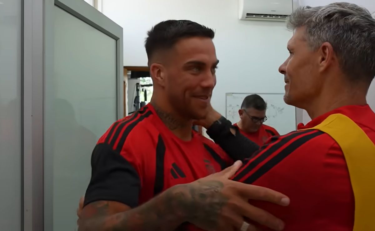 La graciosa bienvenida del Tano Ortiz a Javier Méndez en Colo Colo: “Pareces modelo”