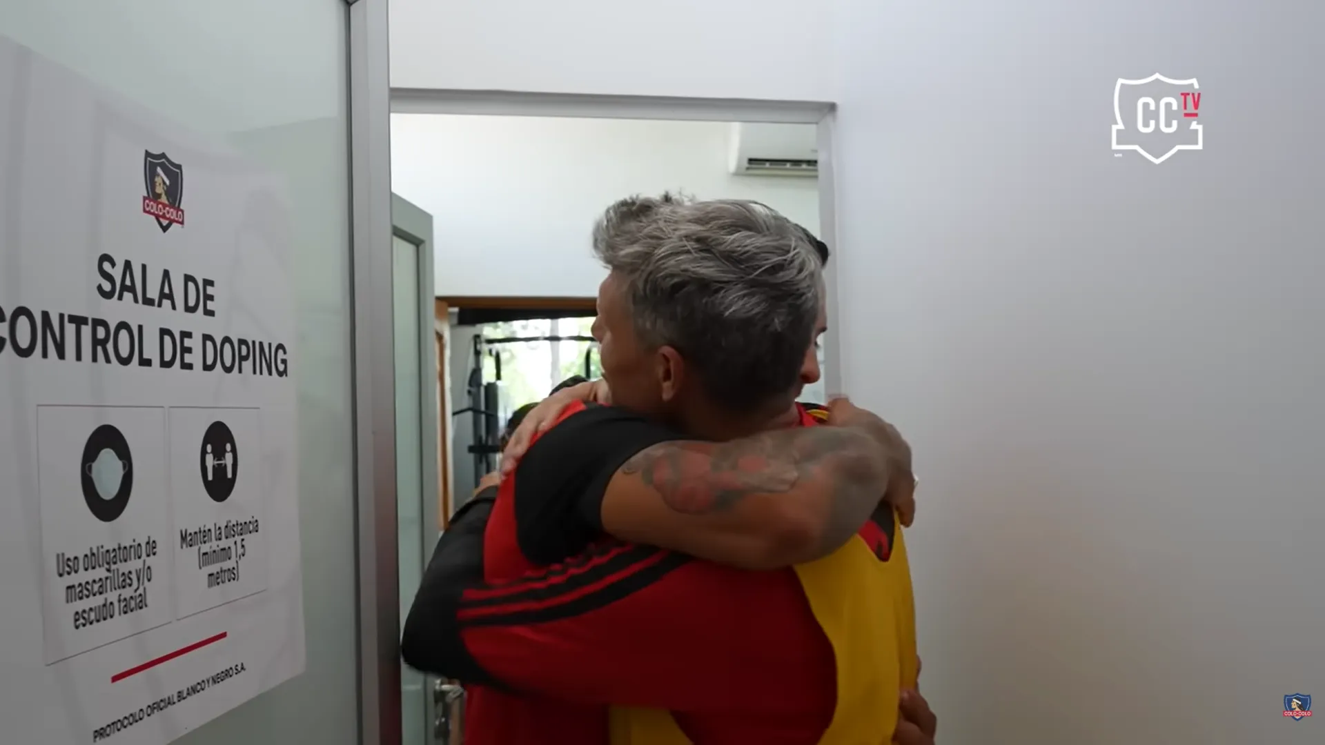 Así saludó el Tano Ortiz a Javier Méndez en el Monumental. (Captura Colo Colo).