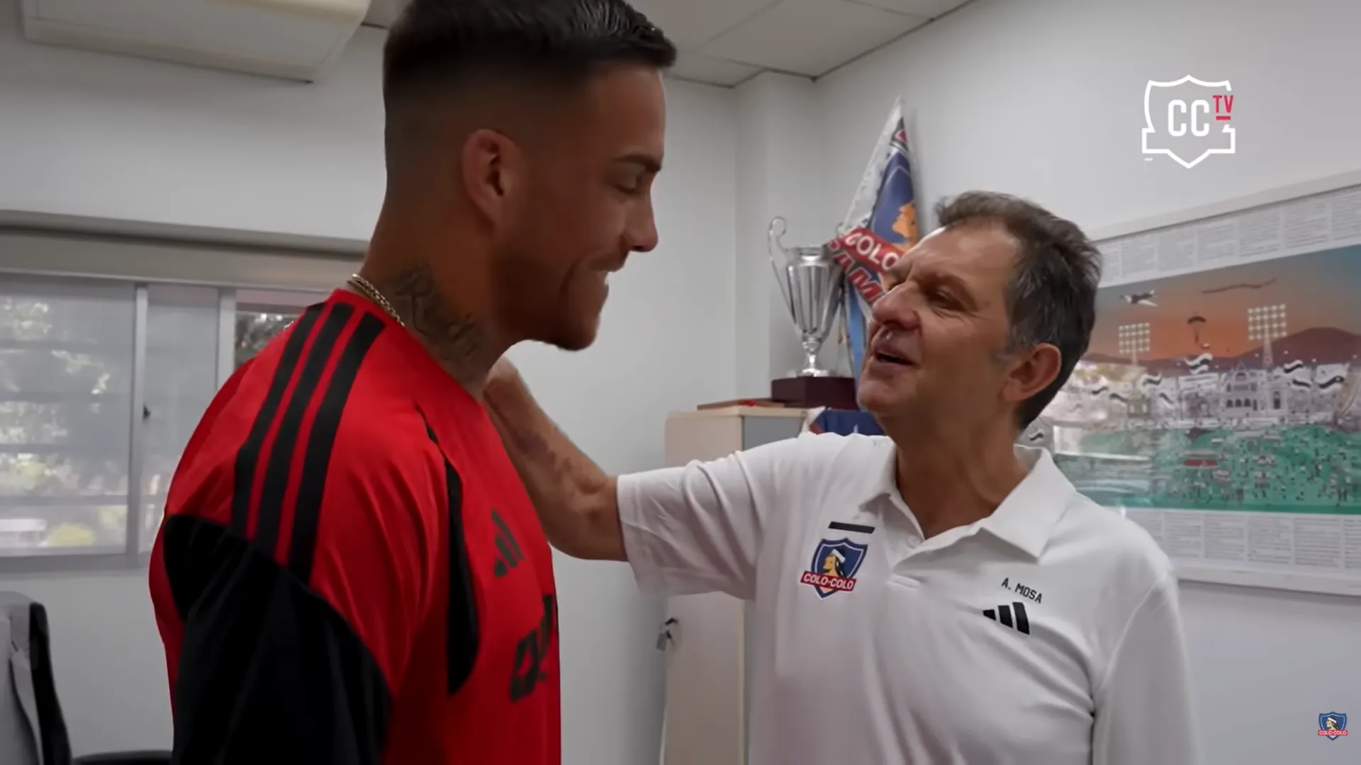Aníbal Mosa junto a Javier Méndez. (Captura Colo Colo).
