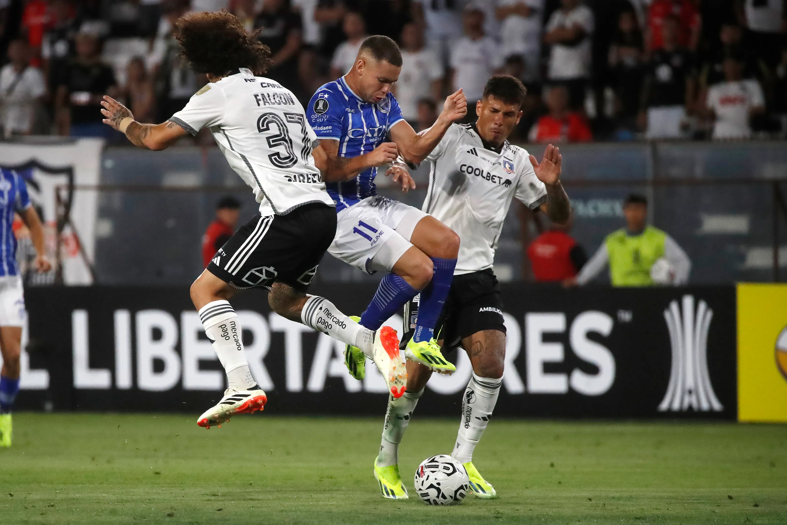 Maximiliano Falcón y Alan Saldivia defendiendo la camiseta de Colo Colo en 2024.Foto: Jonnathan Oyarzun/Photosport