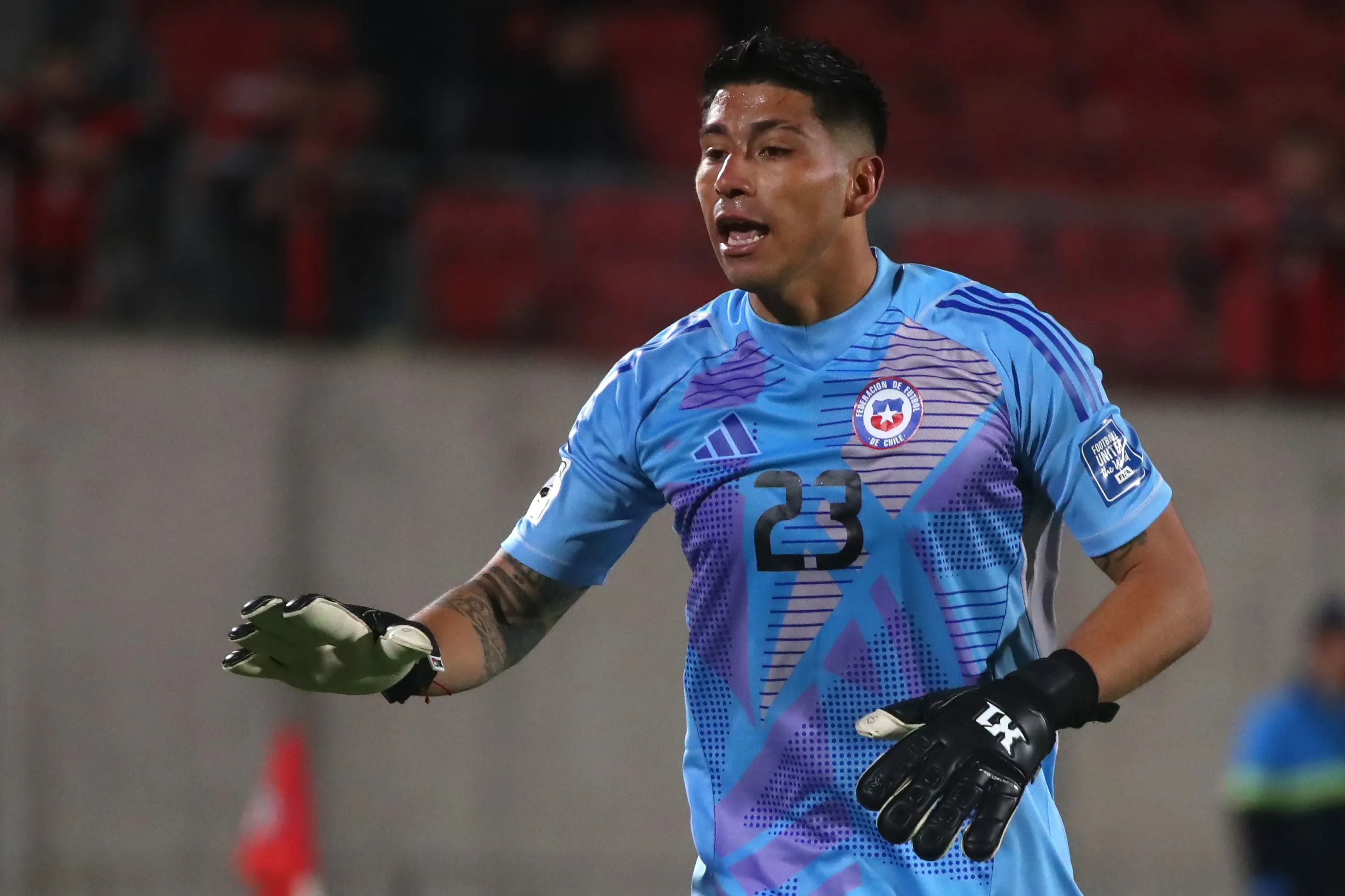 Brayan Cortés en acción por las Eliminatorias 2026, aunque la competencia la terminó Vigouroux como titular. (Jonnathan Oyarzun/Photosport).