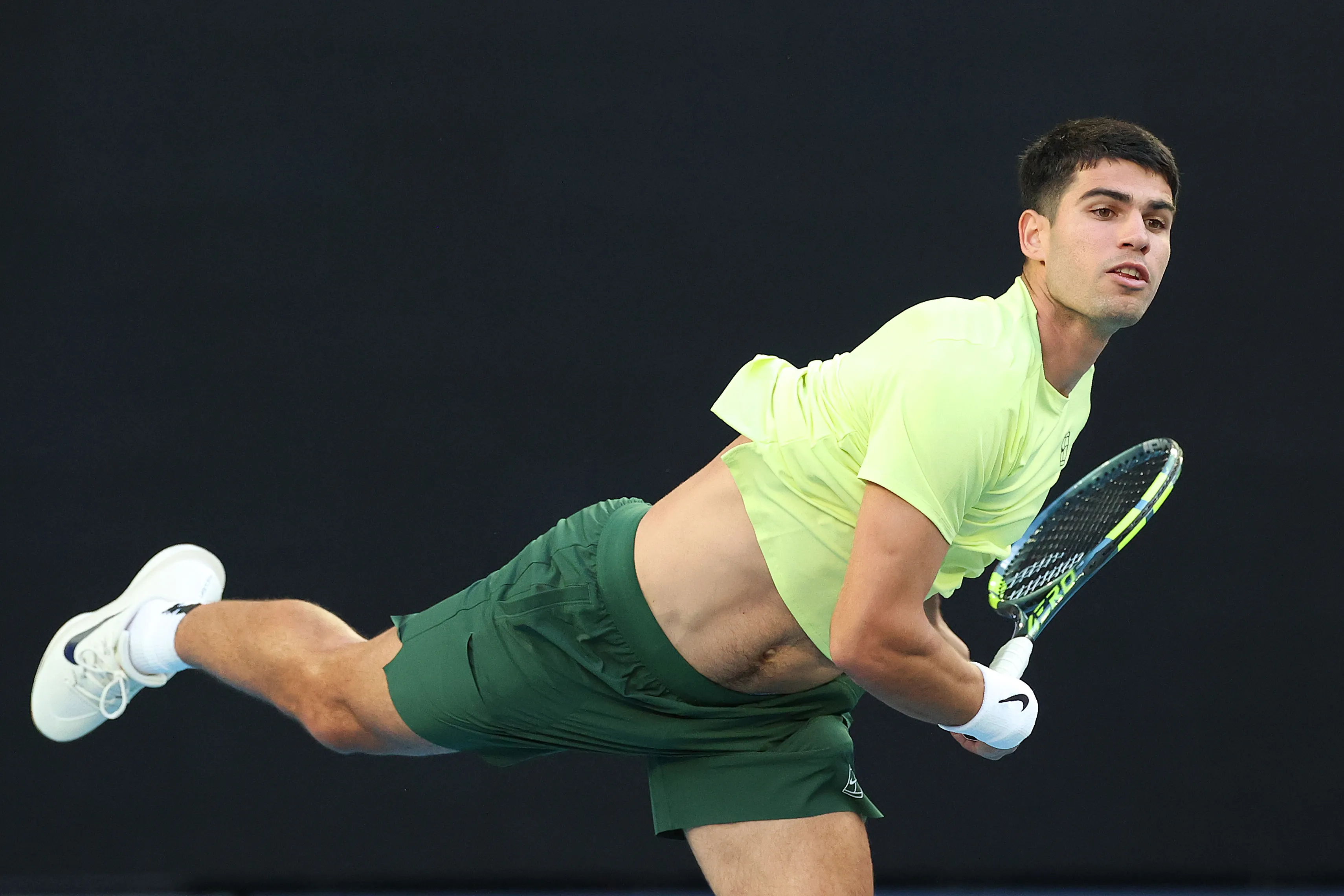 Carlos Alcaraz es el favorito en Australia. (Photo by Kelly Defina/Getty Images)