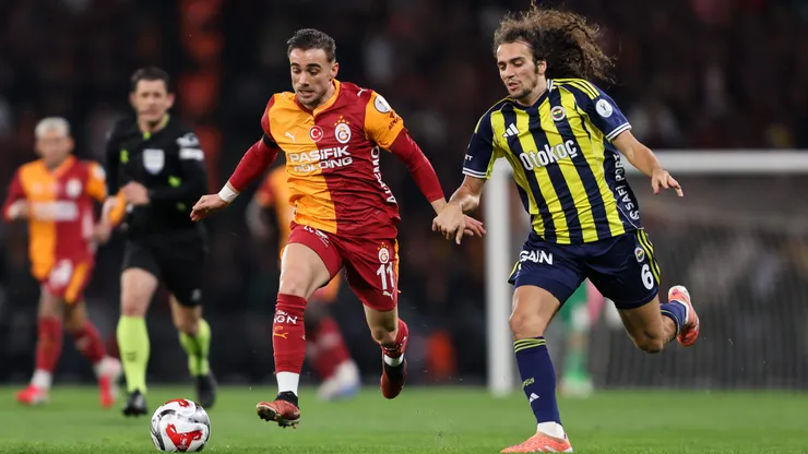 Galatasaray y Fenerbahçe enfrentándose en la Supercopa