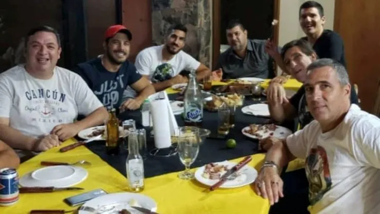 Gustavo Costas en un asado con la dirigencia de Guaraní.