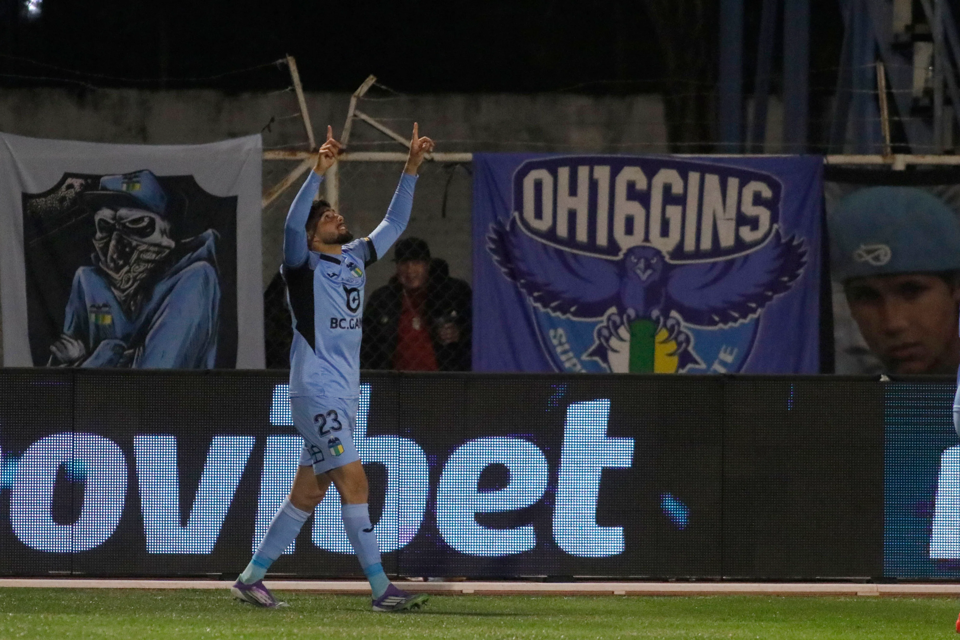 Maximiliano Romero convirtiéndole a Cobresal en el Clásico Minero.Foto: Jorge Loyola/Photosport