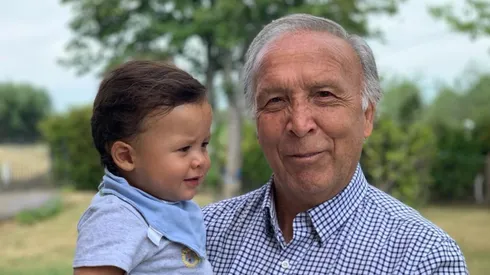 Mario Soto junto a uno de sus cuatro nietos
