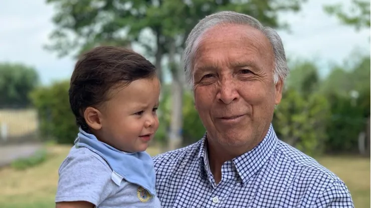 Mario Soto junto a uno de sus cuatro nietos