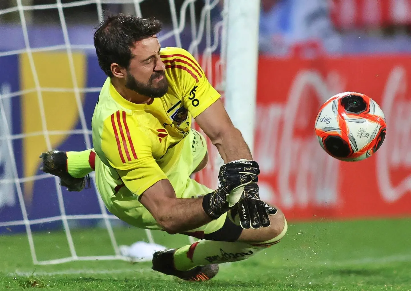 Fernando de Paul se hizo figura en los 90 minutos y luego atajando dos penales ante Olimpia. | Foto: Colo Colo.