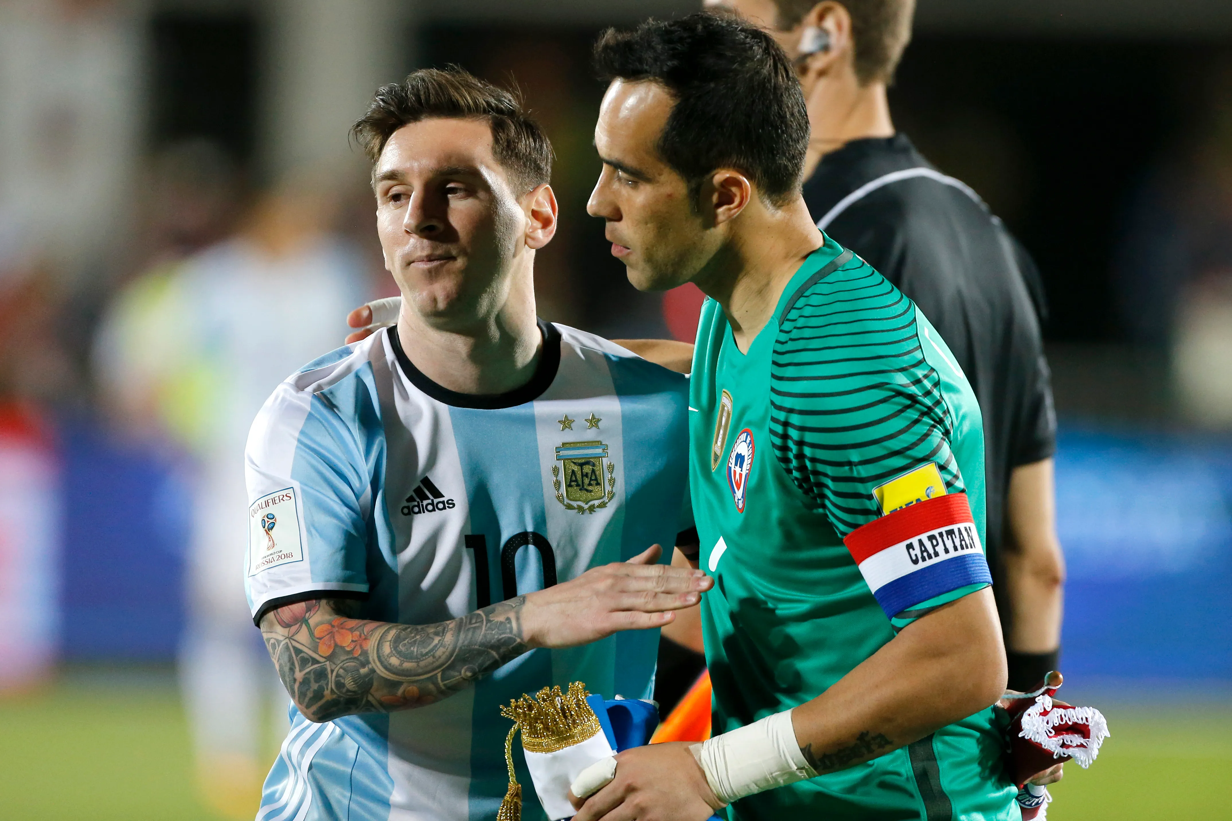 Claudio Bravo y Lionel Messi en las clasificatorias rumbo a Rusia 2018.Foto: Andres Pina/Photosport