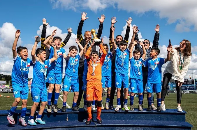 Sebastián Roco con los niños en su escuela de formación