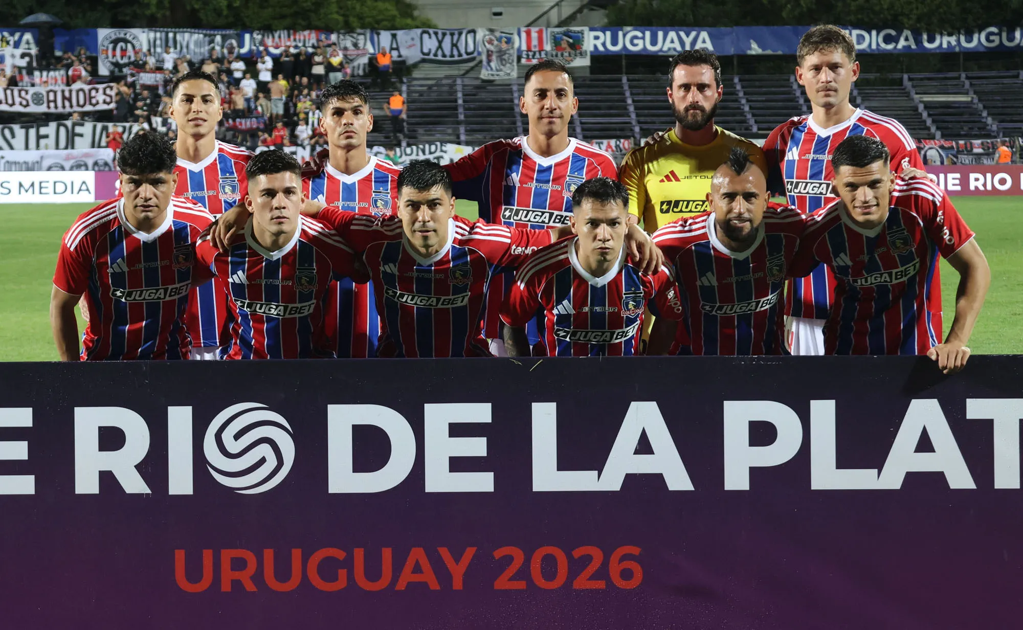 Vidal titular en el primer partido de Colo Colo 2026… como líbero.