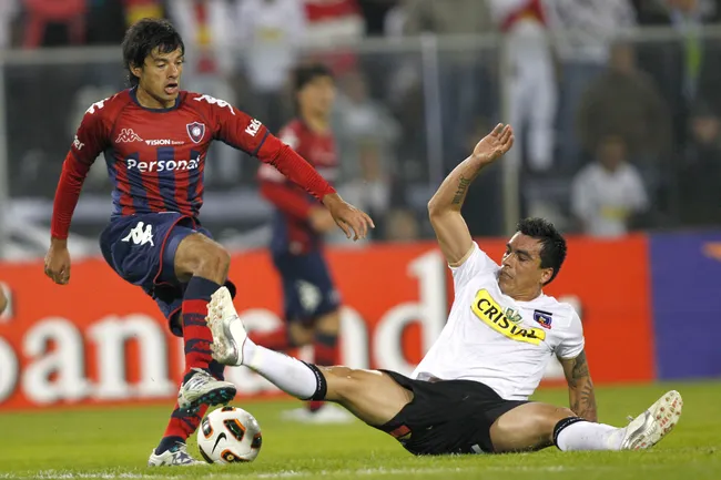 Jonathan Fabbro vs Colo Colo en la Copa Libertadores de 2011.Foto: ESTEBAN RAMIRO LATORRE/PHOTOSPORT