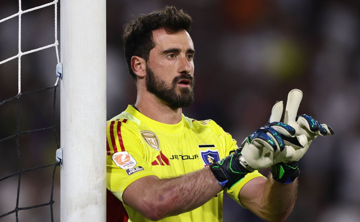 ¡Sorpresón! Ex arquero de Colo Colo reaparece en el Monumental ¿Competencia para De Paul?