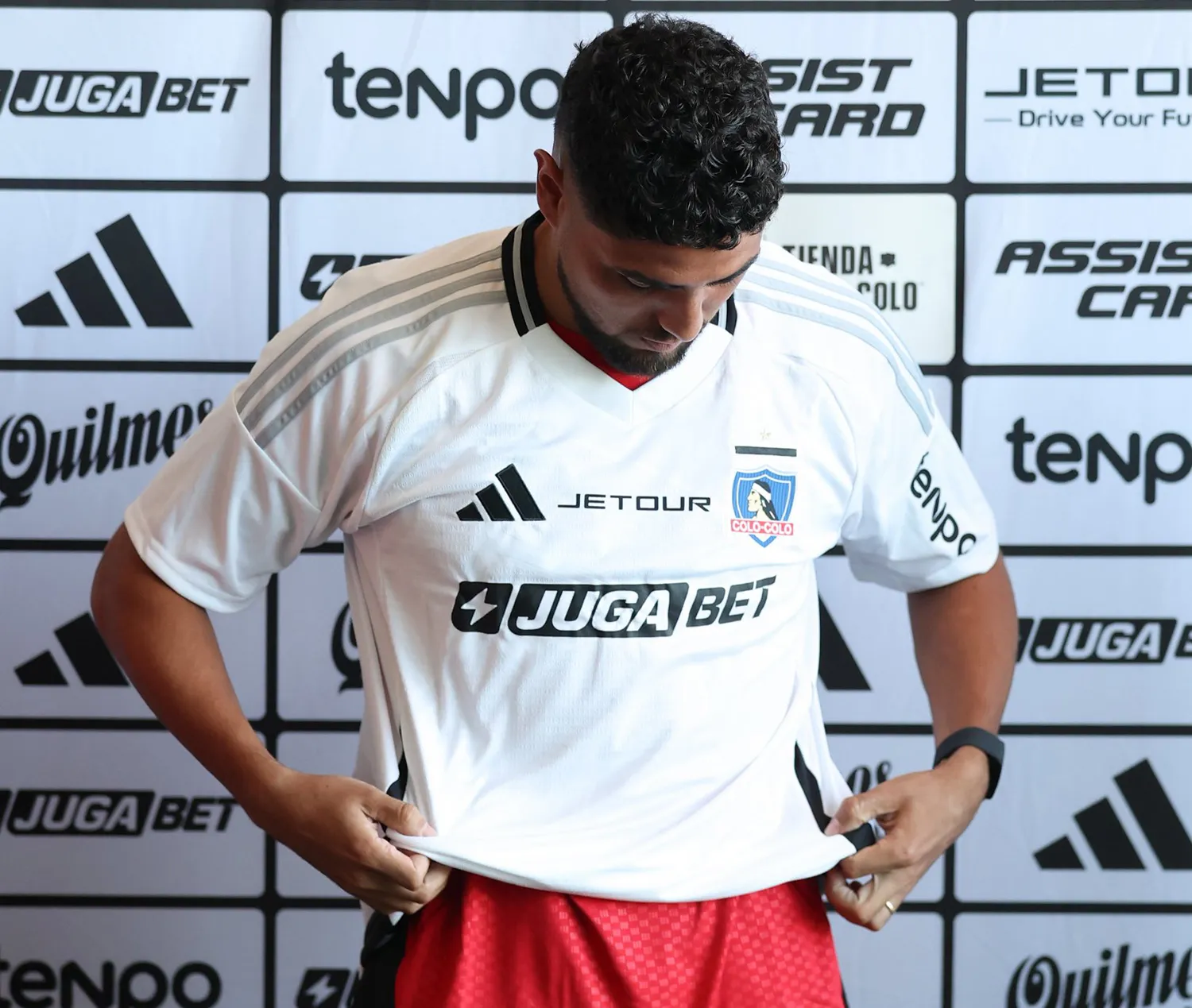 Maxi Romero se puso la camiseta de Colo Colo y cumplió con su primera rueda de prensa alba.