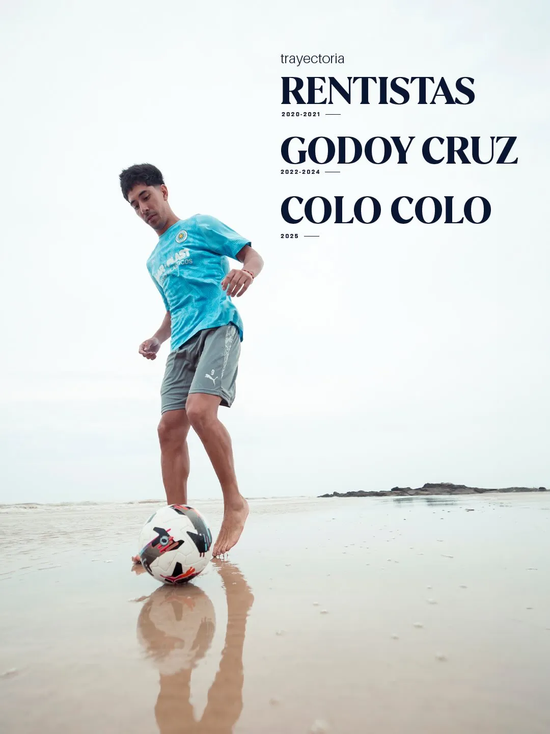 Salomón Rodríguez pateó el balón en la playa para su presentación. | Foto: Montevideo City Torque.