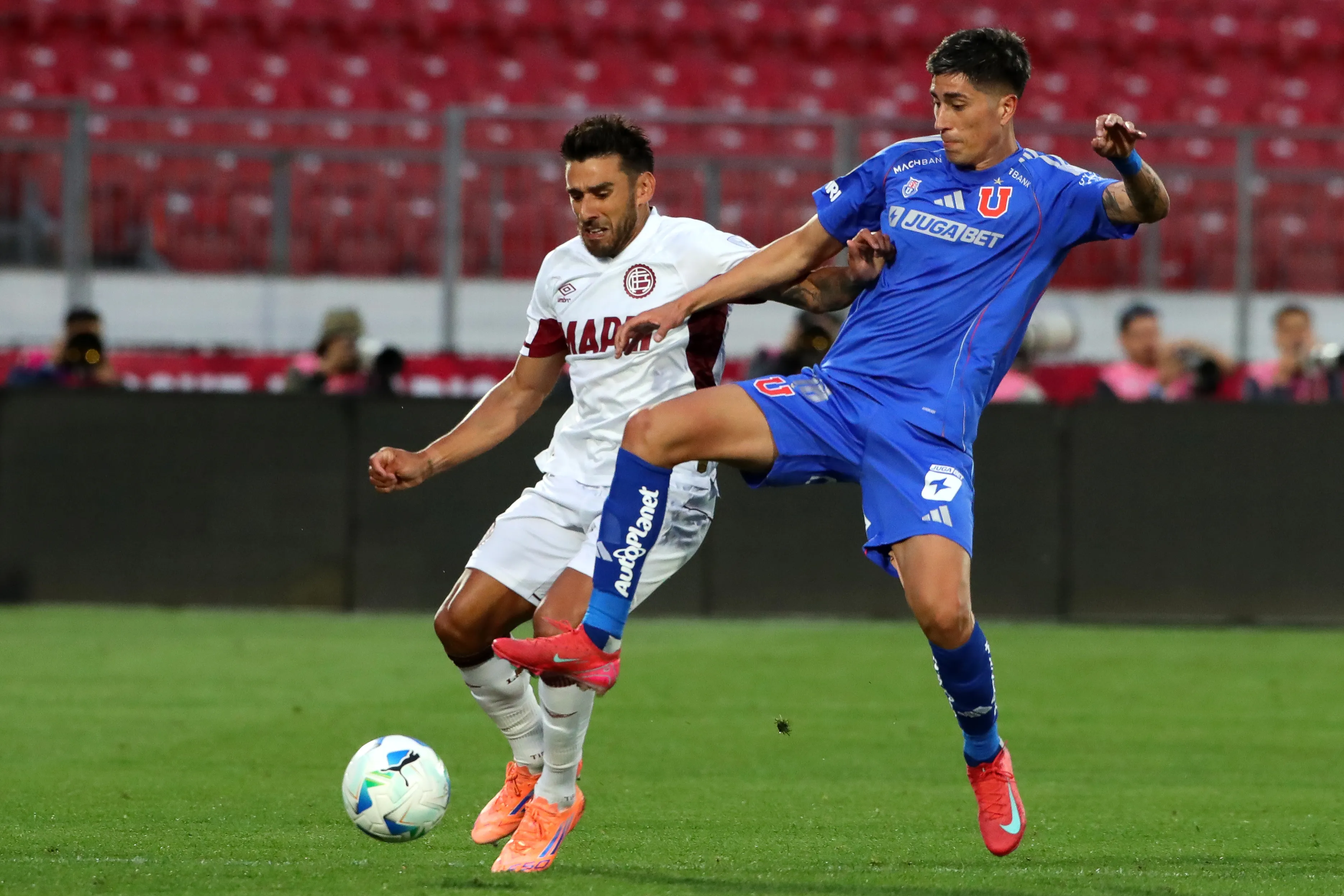 Matías Sepúlveda ante Eduardo Salvio en la semifinal de la Copa Sudamericana que Lanús le ganó a la U. (Jonnathan Oyarzun/Photosport).