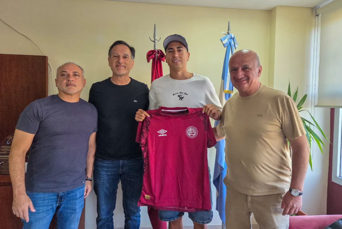 Otra imagen de Matías Sepúlveda oficializado como refuerzo de Lanús. (Foto: Club Lanús).