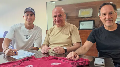 Matías Sepúlveda junto a Nicolás Russo y Alejandro Marón, dirigentes que negociaron su llegada al club. 
