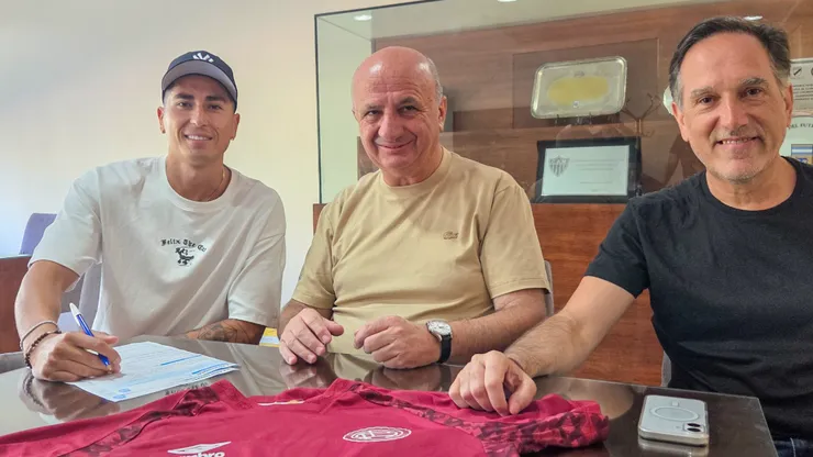 Matías Sepúlveda junto a Nicolás Russo y Alejandro Marón, dirigentes que negociaron su llegada al club.