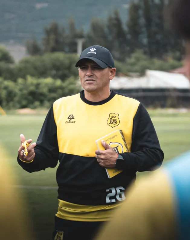 Humberto Suazo comenzó 2026 como DT de San Luis. (Foto: @Sanluis_qta).