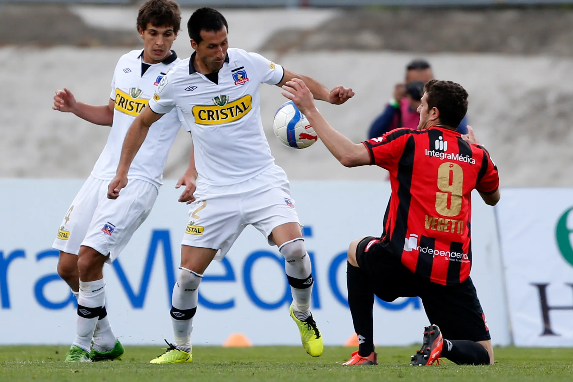 Pablo Vegetti lucha una pelota ante Christian Quili Vilches, seleccionado por Chile en el Mundial de la Kings League. Así da vueltas la vida. (Andres Pina/Photosport).