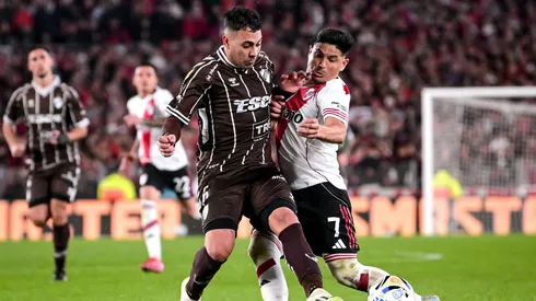 Óscar Salomón fue campeón con Platense. En la foto marca a Maxi Salas de River Plate. 

