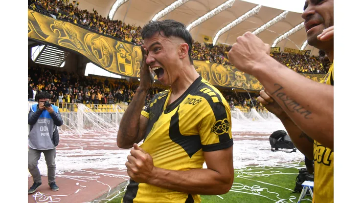 Futbol, Coquimbo Unido vs Colo Colo. Fecha 24, Liga primera 2025. El jugador de Coquimbo Unido Bruno Cabrera, centro, celebra tras marcar un gol contra Colo Colo durante el partido de primera division disputado en el estadio Francisco Sanchez Rumoroso de Coquimbo, Chile. 19/10/2025 Alejandro Pizarro Ubilla/Photosport Football, Coquimbo Unido vs Colo Colo. Date 24, First League 2025. Coquimbo Unido’s player Bruno Cabrera, center, celebrates after scoring a goal against Colo Colo during the first division match played at the Francisco Sanchez Rumoroso stadium in Coquimbo, Chile. 19/10/2025 Alejandro Pizarro Ubilla/Photosport