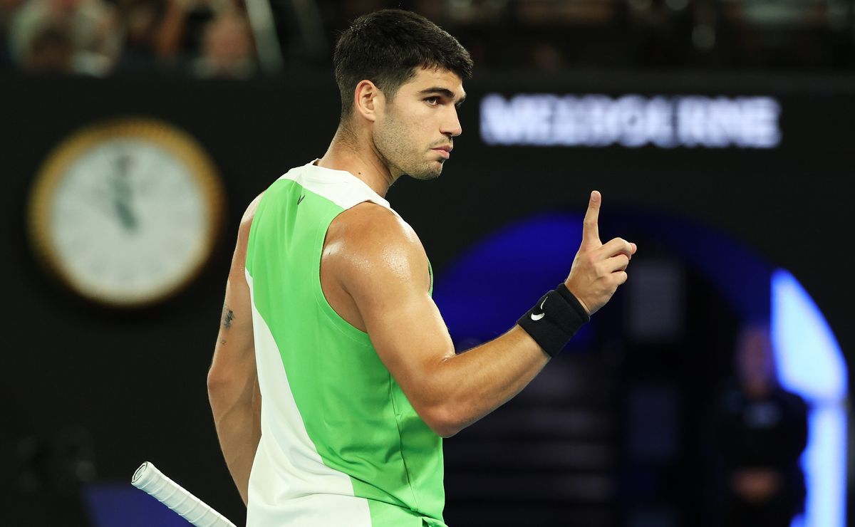 Carlos Alcaraz se inspira en Rafael Nadal y arrasa en su debut en el Australian Open
