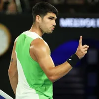 Alcaraz se inspira en Nadal y arrasa en su debut en el Australian Open