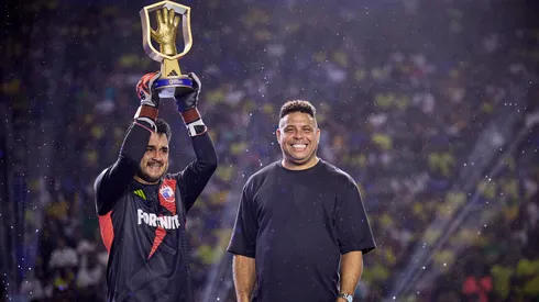 Ronaldo entregó premio a figura de Chile en Mundial de Kings League.
