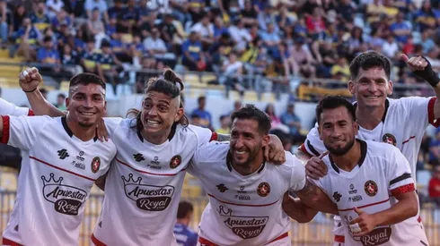 A pesar de ser auspiciados por Claus 7, Limache enfrentó a Everton con indumentaria AiFit.
