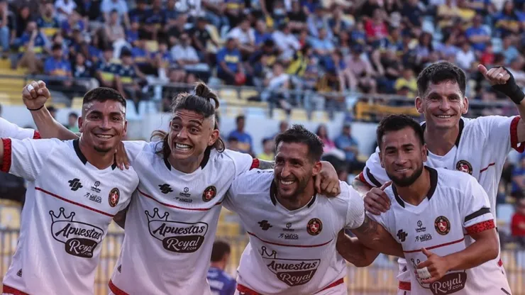 A pesar de ser auspiciados por Claus 7, Limache enfrentó a Everton con indumentaria AiFit.