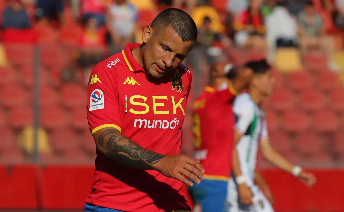 Unión Española evalúa despedir a Emiliano Vecchio