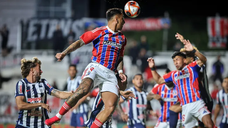 Javier Correa anotó doblete en derrota de Colo Colo con Alianza Lima.