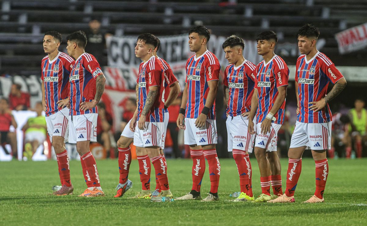 Por eso no jugó: titular de Colo Colo deja la pretemporada en Uruguay
