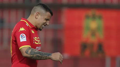 Emiliano Vecchio ha tenido un regreso poco común a la Unión Española: firmó su contrato en la playa. 
