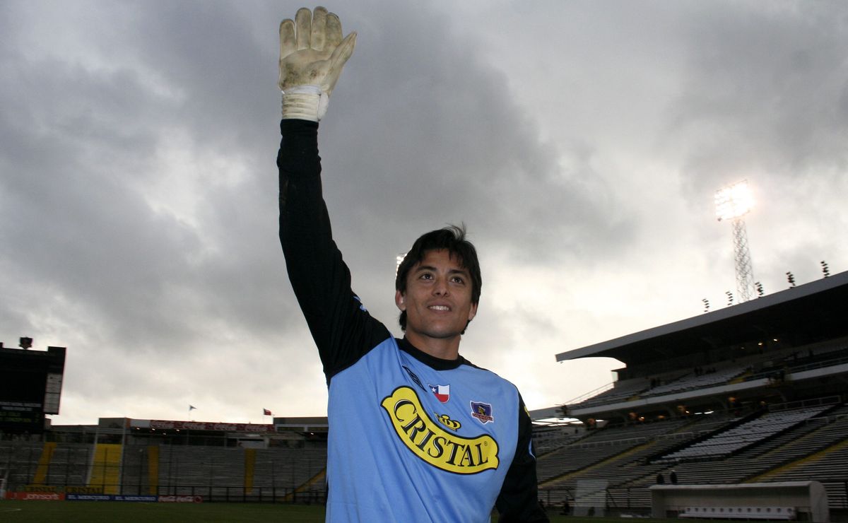 Ganó cinco títulos en Colo Colo y la UC, se retiró a los 30 años y vive de los combustibles