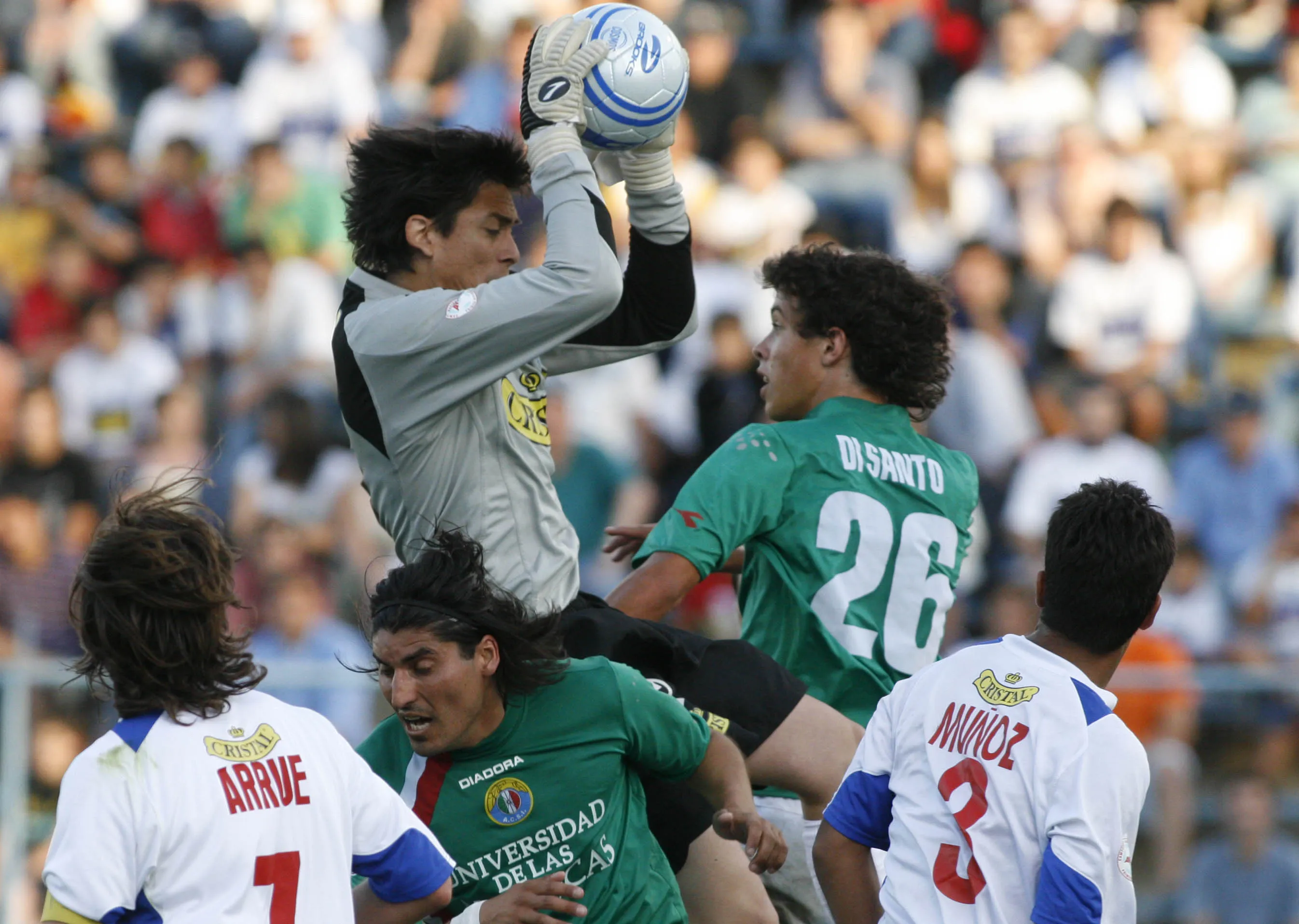Rainer Wirth en acción por la Universidad Católica, donde ganó dos títulos. (CARLOS PARRA/PHOTOSPORT).