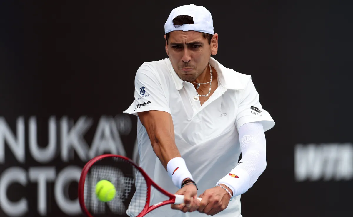 Alejandro Tabilo sufre doble golpe en el Australian Open