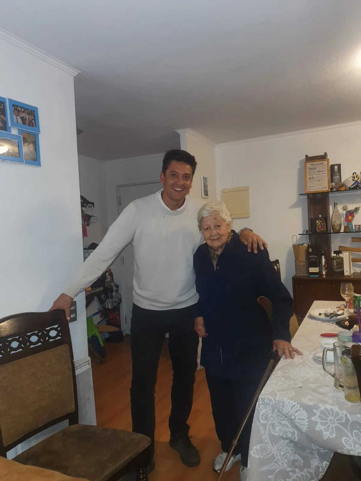 Rainer Wirth y una foto que considera muy bonita junto a su abuela Teresa. (Cedida).