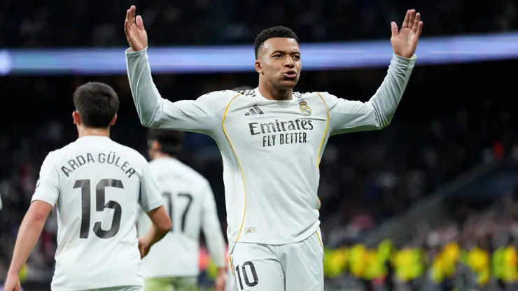 Kylian Mbappé festeja su gol contra Levante, en el último partido del Real en el Bernabéu.
