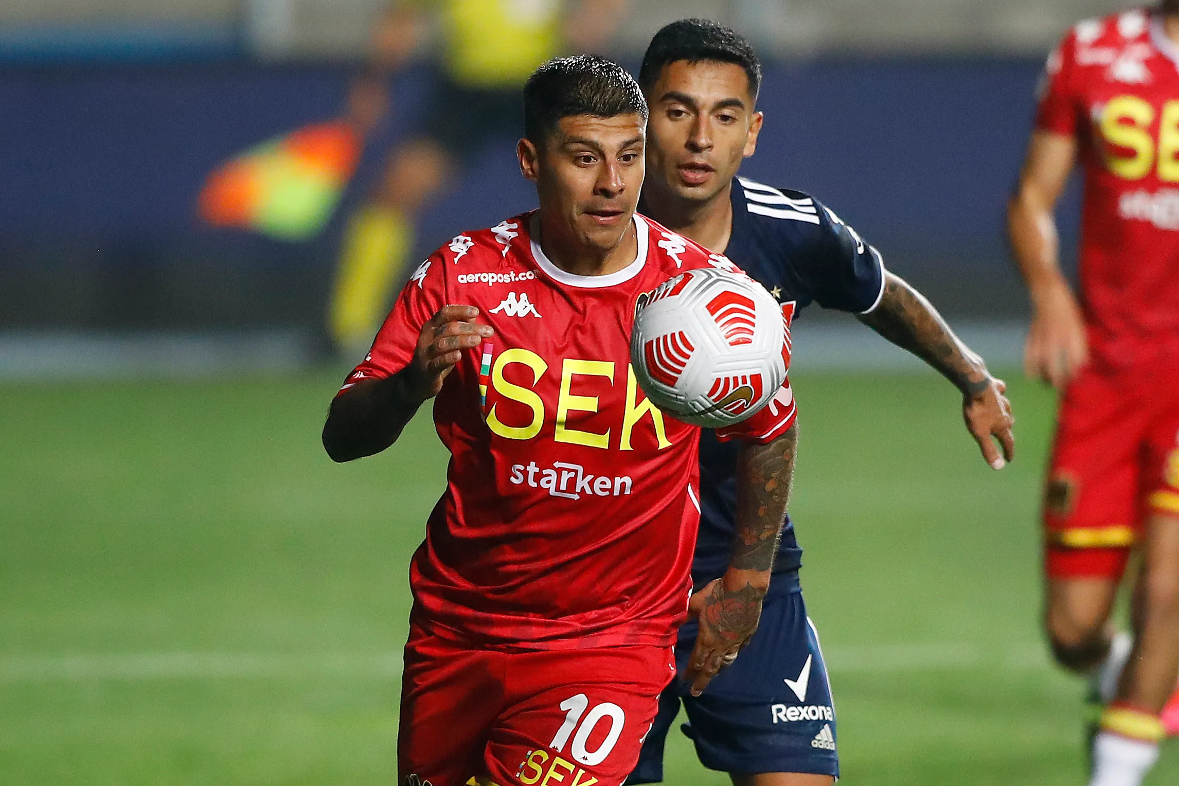 Patricio Rubio ante Universidad de Chile, otro de los clubes que defendió en su carrera. (Felipe Zanca/Photosport)-