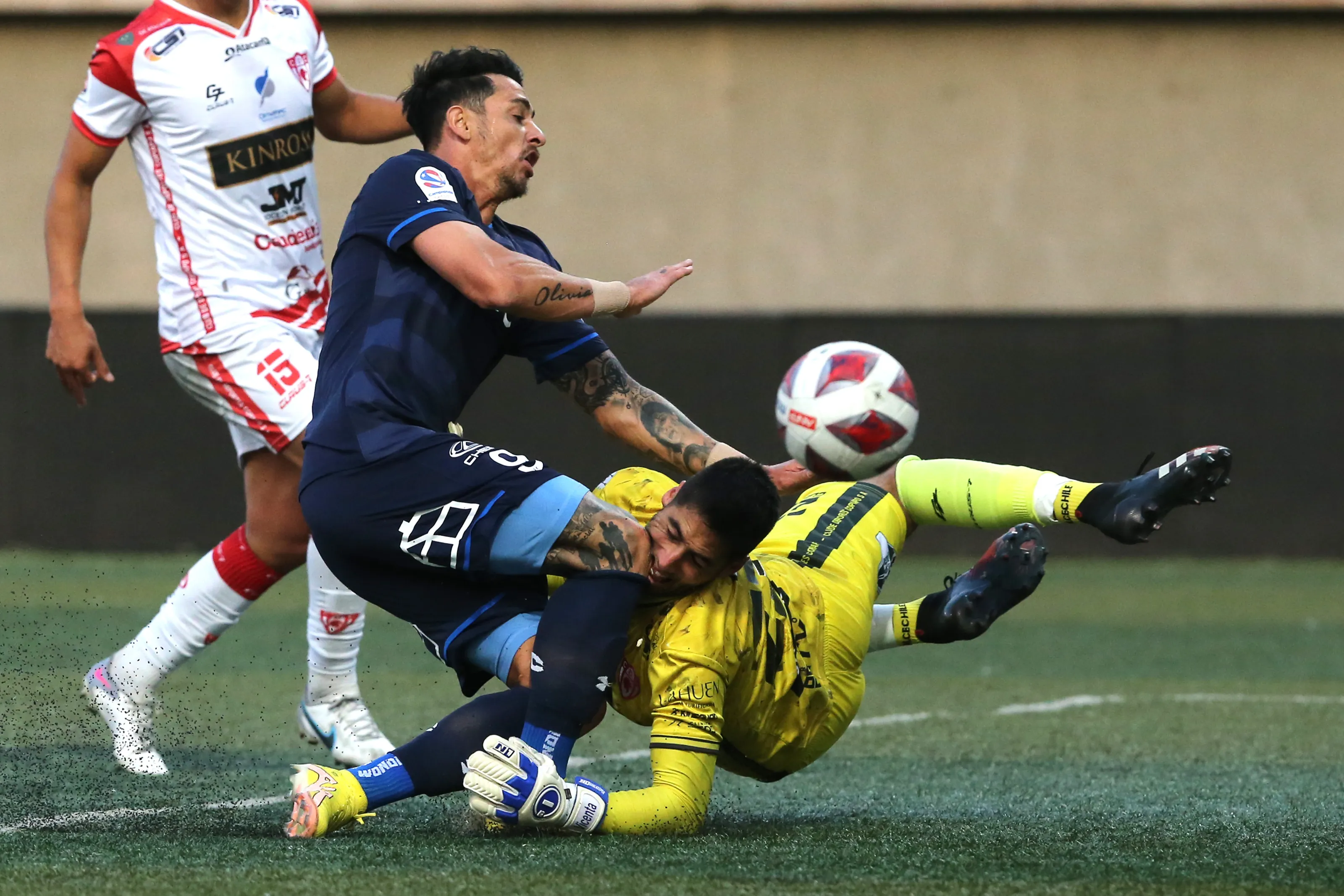La jugada del meta con el hombre de la UC /Photosport