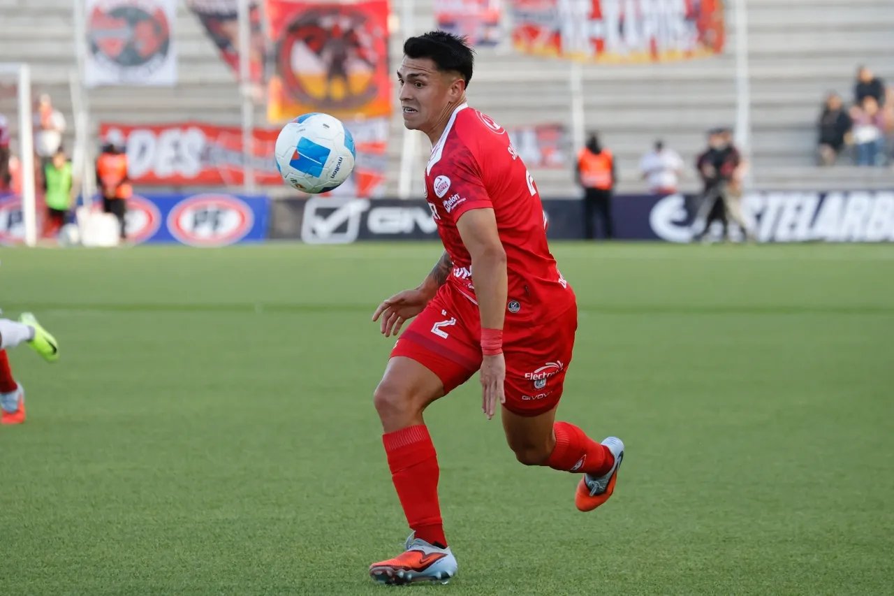 Javier Saldías, defensa de La Calera, perdió su casa por incendios forestales (Photosport)