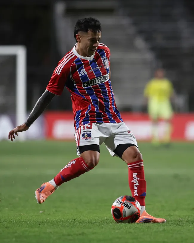 Matías Fernández en acción durante el Serie Río de La Plata. (Foto: Colo Colo).