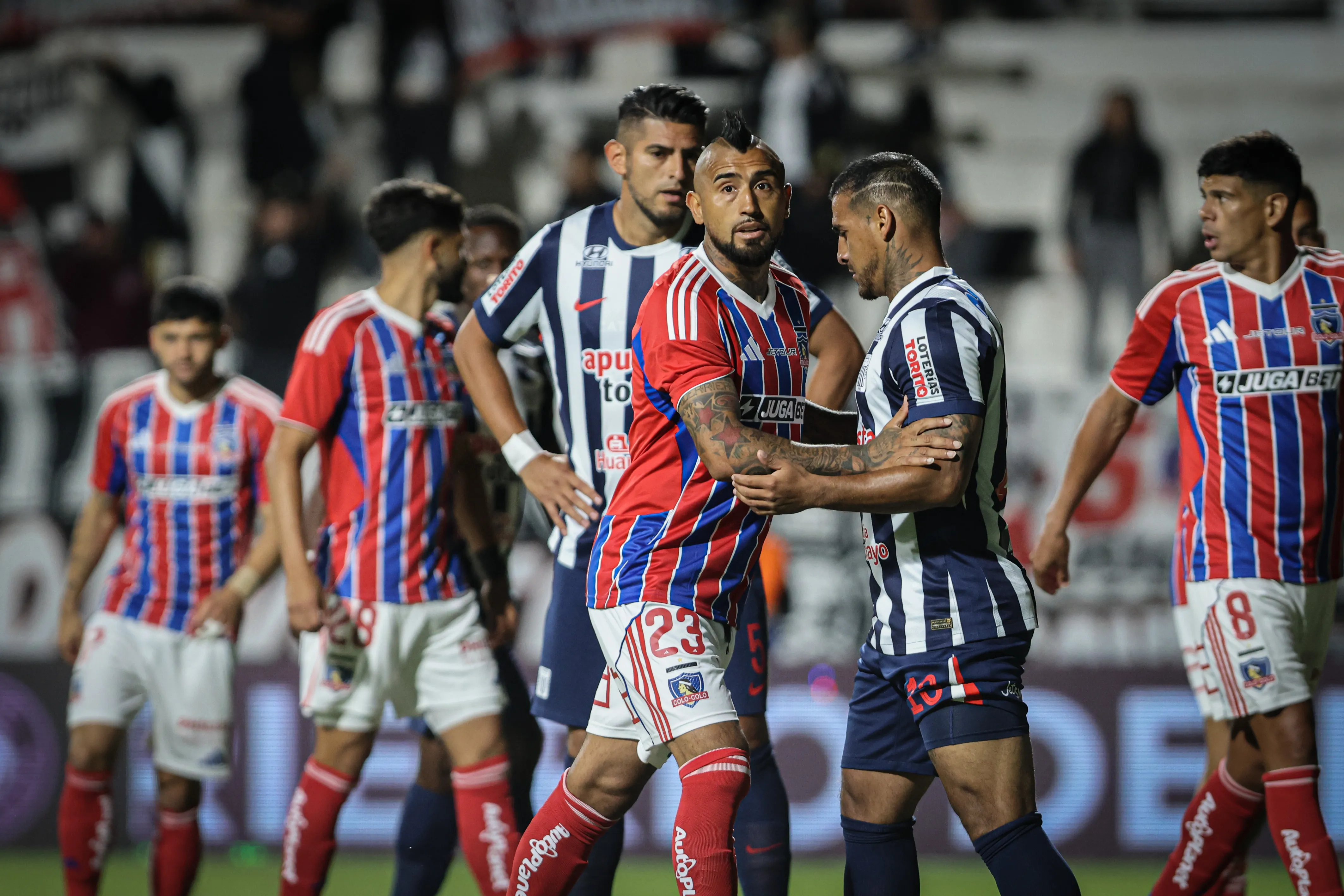 Futbol,  Colo Colo vs Alianza Lima.
Serie Rio de La Plata.
El jugador de Colo Colo, Arturo Vidal, izquierda, disputa el balon contra Jairo Velez de Alianza Lima durante el partido amistoso por la Serie Rio de La Plata realizado en el estadio Parque Viera de Montevideo, Uruguay.
18/01/2025
FocoUy/Photosport

Football, Colo Colo vs Alianza Lima
Series Rio de La Plata.
Colo Colo player, Arturo Vidal, left , vies for the ball against Jairo Velez of Alianza Lima during a Series Rio de La Plata at the Parque Viera stadium in Montevideo, Uruguay.
18/01/2025
FocoUy/Photosport